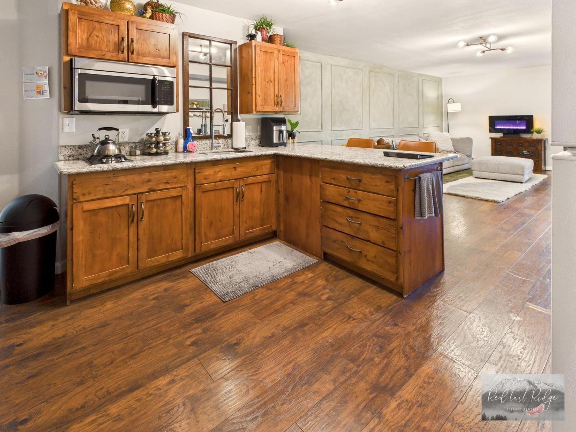 Beautiful Country Apartment, Ac, Pickleball, Billiards, Playground, Gardens